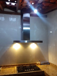 Coifa residencial em aço inox com filtro, motor,lâmpadas de leve tubulação.  Fabricação sob medida 